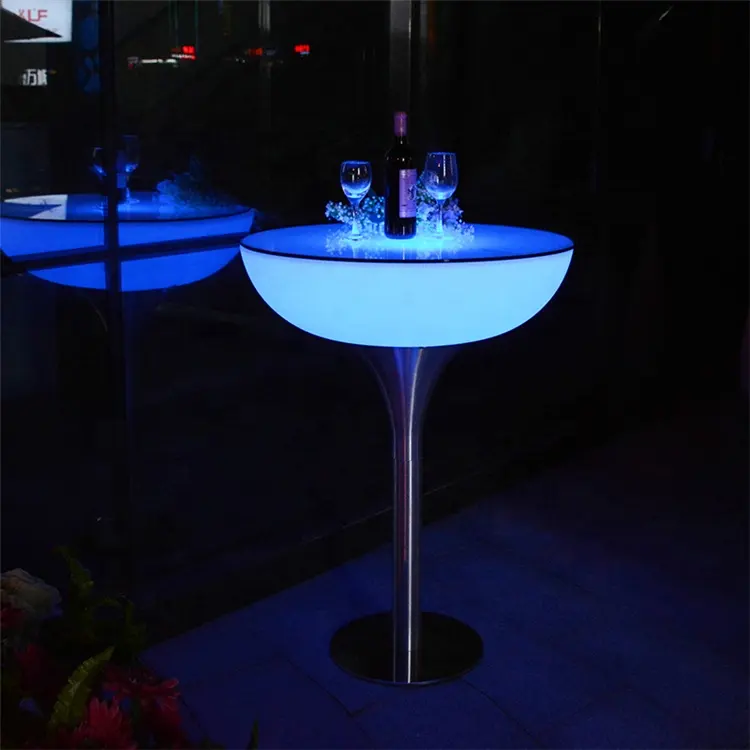 Sillas de bar de club nocturno iluminadas con muebles LED portátiles y mesas altas de bar