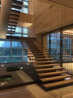 Moderne Innentreppe aus schwarzem Marmor mit strap azier fähigem, geradem Glas geländer aus Stahl für Villa oder Wohnung