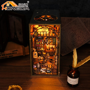 Hongda <span class=keywords><strong>vendita</strong></span> calda M2311 <span class=keywords><strong>Mira</strong></span> <span class=keywords><strong>casa</strong></span> magica fai da te libro angolo Kit legno BookNook angolo libro <span class=keywords><strong>in</strong></span> miniatura con la luce - Product Image 3