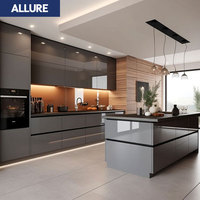 Meubles de cuisine en bois laqué haute brillance Allure, style américain, modèle Pantri personnalisé, pour designs intérieurs modernes
