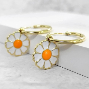 Orecchini a Perno con Fiore di Margherita per Donne, in Lega di Rame, Classici per Fidanzamento e Uso Quotidiano - Product Image 1