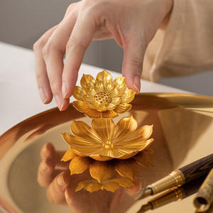 Brûleur d'encens en métal avec motif lotus en relief, mini brûleur d'encens <span class=keywords><strong>pour</strong></span> bâtonnets de santal, encensoir <span class=keywords><strong>pour</strong></span> offres religieuses du Moyen-Orient - Product Image 3