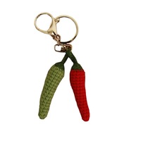 Le petit pendentif en forme de piment tissé à la main de Bubagxiangyu et l'exquis porte-clés en laine Zhi Nu en forme de petit piment.