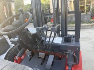 Chinese brand heli 2 tons used H2000 diesel <b>forklift</b> great condition - Product Image 4