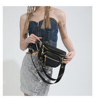 Sac bandoulière croisé pour femme en PU gaufré, design tendance et original, style punk, décontracté