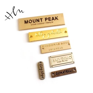 ป้ายโลหะแบบกำหนดเอง คุณภาพสูง สำหรับกระเป๋าถือ ด้านหลังแบบแบน มีสองขาเสียบด้านหลัง - Product Image 3