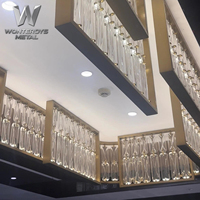Cloison de séparation moderne et opulente en verre artistique en acier inoxydable 304 personnalisée avec design découpé au laser PVD pour restaurant et hôtel
