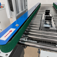 Machine de scellage automatique adaptative pour cartons de tailles variées, pour applications chimiques