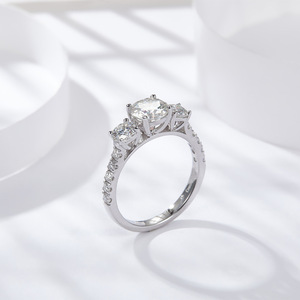 Anillo de Compromiso Moderno para Mujer, con Tres Piedras Redondas de Moissanita con Corte Brillante, Engaste de Plata 925, Bañado en Plata Sólida, en Oferta - Product Image 3
