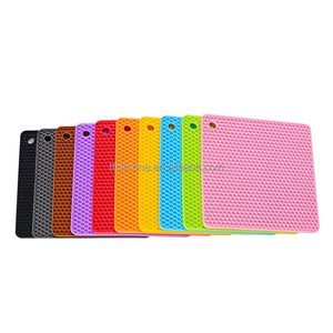 Hot Selling Multipurpose Honey Comb Designed Durable&flexible Silicone Pot Holders Non-slip Heat Mat for Table Kitchen - Product Image 1