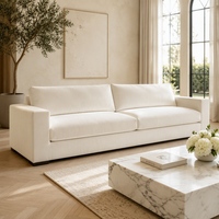 Canapé modulaire moderne ultra long en velours gris clair avec accoudoirs bas et doubles coussins, idéal pour appartement et hôtel