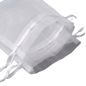 Pochette cadeau en organza doux sur mesure avec corps en maille transparente et cordon de serrage en ruban - Product Image 1