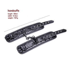 Menottes en cuir de crocodile copiées pour jeu sexuel Équipement de bondage BDSM pour jeux de rôle <span class=keywords><strong>et</strong></span> aventures érotiques - Product Image 6