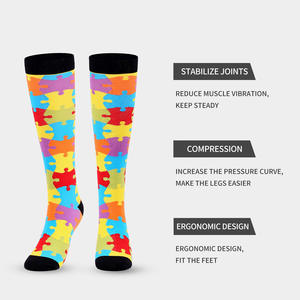 Chaussettes de compression pour la course à pied et le cyclisme avec motif puzzle en tissu nylon et design de soutien - Product Image 1