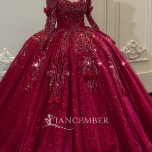 Vestido de Quinceañera Xs315 Moderno con Escote Corazón, Lazo 3D, Flores de Cristal, Encaje, Brillo Borgoña y Cola Capilla - Product Image 3