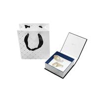 Boîte cadeau rigide en gros personnalisée avec logo doré, doublure en velours, matériaux recyclés, gaufrage pour collier et bague