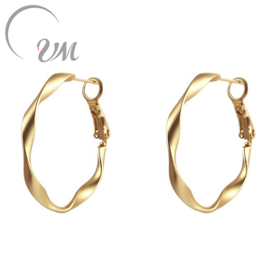 Pendientes de Aro Trenzados de Tamaño Mediano para Mujer, Geométricos, Clásicos, de Aleación de Cobre Chapado en Oro de 24K, Hechos en China, de UM Jewelry - Product Image 1