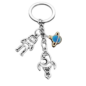Échappez de la <span class=keywords><strong>Terre</strong></span> ! Porte-clés en métal mignon en forme de soucoupe volante, d'astronaute, de fusée, de planète, d'homme spatial, d'univers, d'étoiles, pour les amateurs d'astrophysique - Product Image 2
