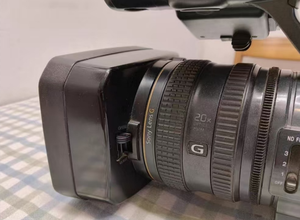 Caméra vidéo professionnelle de haute qualité d'image AX 2000E avec zoom optique 20X et objectif HDR-AX2000E - Product Image 2