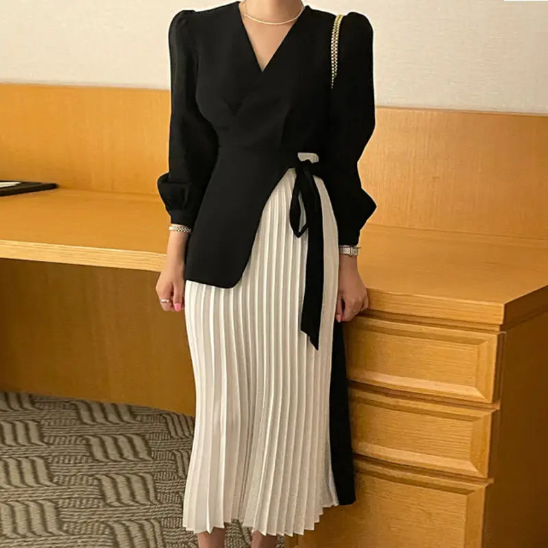 Wholesale 2023 Korean Chic Autumn Temperament V-neck Cross Side Binding Design Splicing Two-piece Pleated Dress