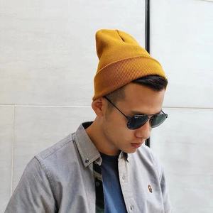 MIO personnalisé 71 couleurs en stock 100% bonnet en tricot acrylique hiver bonnets tricotés personnalisés adultes tuque unie tricoté étiquette tissée bonnet - Product Image 4