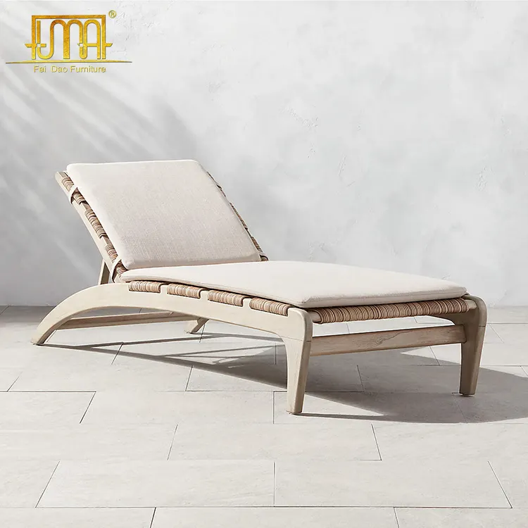 Chaise longue classica da esterno pieghevole in legno di Teak con cuscino