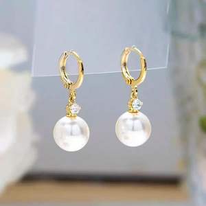 Pendientes de Plata de Ley 925 con Baño de Rodio, Diseño Geométrico con Circonita Cúbica y Perla, de Alta Gama y Tendencia, para Compromiso y Boda, de UM JEWELRY - Product Image 3