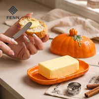 FENN Pot à beurre en céramique personnalisé en forme de citrouille avec couvercle et plateau festonné, décoration de comptoir de cuisine style ferme pour l'automne et Thanksgiving