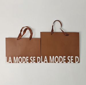 Tùy chỉnh sang trọng Túi giấy với Xoắn xử lý logo in mua sắm túi quà tặng cho mỹ phẩm trang điểm bao bì có thể tái chế Kraft Đen - Product Image 3