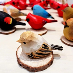 Ornements d'oiseaux en bois de tilleul gravés à la main, bois massif sculpté à la main, oiseaux peints, cadeau de Noël, décoration de la maison - Product Image 1