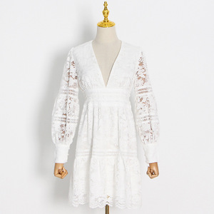 Falda corta de encaje suave estilo mujer 2022 verano nuevo cuello en V personalizado <span class=keywords><strong>Crochet</strong></span> hueco leche <span class=keywords><strong>amarillo</strong></span> A-line <span class=keywords><strong>vestido</strong></span> - Product Image 2