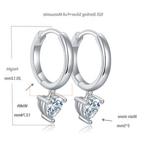 Pendientes de Aro con Piedras de Silicona de 5*5mm de All Fashion Boutique, Forma de Corazón Plateado con Patrón de Llave, con Moissanita como Piedra Principal - Product Image 6