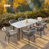 Mobilier d'extérieur moderne de luxe Artie Ensemble de salle à manger de jardin en aluminium Ensembles de patio avec porte Table à manger d'extérieur avec chaises