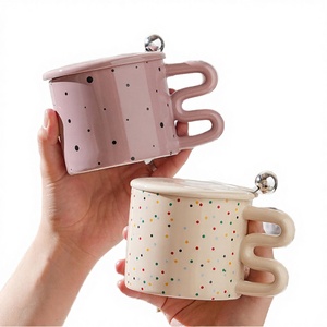 แก้วกาแฟพอร์ซเลนขนาด 350 มล. พร้อมหูจับและช้อน ลายจุดน่ารัก สีสันสดใส ของขวัญสำหรับคู่รัก พร้อมฝาปิด สำหรับการตั้งแคมป์ - Product Image 2