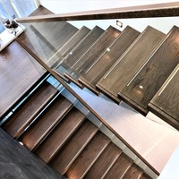 Escalier cantilever droit avec marches en chêne teinté foncé, garde-corps en verre fixe, main courante en bois, dimensions personnalisées pour villa moderne