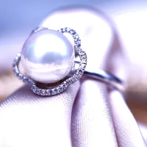 Design unico dell'anello di fidanzamento con perle, anello cammeo in argento con gioielli floreali