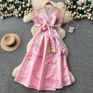 Robe florale à manches courtes, col en V profond, coupe trapèze, taille cintrée, garantie qualité, style vacances - Product Image 1