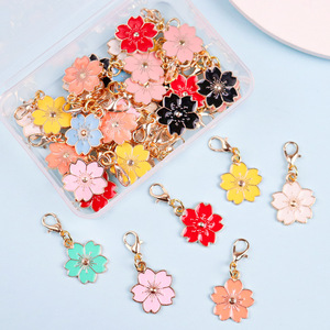 Lote de llaveros <span class=keywords><strong>y</strong></span> colgantes florales de flor de cerezo rosa esmaltada, estilo Sakura, para accesorios de marcadores de punto de ganchillo hechos a mano - Product Image 5