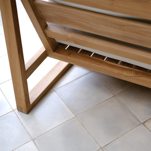 La chaise Bali Nusa présente l'artisanat du mobilier en teck, idéale pour les espaces extérieurs, alliant couleur naturelle et élégance. - Product Image 4