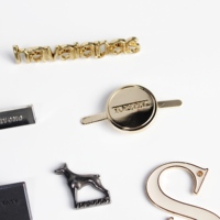 Etiquetas de Metal Personalizadas de Alta Calidad para Ropa con Bordes Cortados con Láser, Etiquetas con Logotipo de Marca en Relieve 3D Ecológicas para Prendas