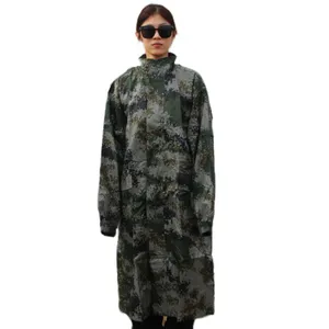 आउटडोर हल्के जलरोधक उच्च गुणवत्ता वाला छलावरण 150D ऑक्सफोर्ड कपड़ा पॉकेट वयस्क लंबा रेनकोट लंबा जैकेट - Product Image 1