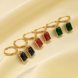 Boucles d'oreilles créoles rectangulaires en acier inoxydable plaqué or avec zircone cubique pour femme - Product Image 3