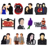 HY Wholesale Populaire Breloques et boucles pour chaussures, pantoufles, sandales et sabots, à l'effigie de personnages de films européens et américains, dont Vampire Diaries