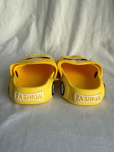 Ciabatte sportive gialle per ragazzi taglia 23-30, tomaia in PVC antiscivolo, suola in gomma, scarpe estive per bambini - Product Image 5