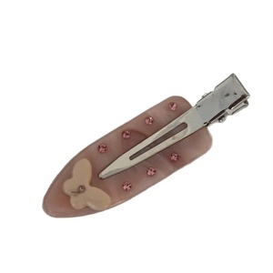 Pince à cheveux hawaïenne en acétate rose diamant sans trace pour femme - Délicate pince latérale avec motif fleur et papillon - Product Image 6