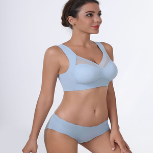 Set Intimo <span class=keywords><strong>Sportivo</strong></span> da Donna Taglie Forti: <span class=keywords><strong>Reggiseno</strong></span> <span class=keywords><strong>Sportivo</strong></span> Push-Up Senza Ferretto con Coppe Fisse, <span class=keywords><strong>Traspirante</strong></span>, in Pizzo e Senza Cuciture, e Slip Coordinato - Product Image 4