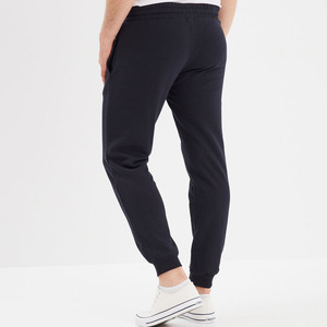 กางเกงจ็อกกิ้งทรงตรงแบบสวมใส่สบาย ผลิตจากผ้าแคนวาส เป็นมิตรต่อสิ่งแวดล้อม ระบายอากาศได้ดี เหมาะสำหรับการใช้งานหลากหลายในชีวิตประจำวัน ทั้งกีฬาและลำลอง - Product Image 3