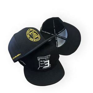Gorras de Béisbol y Snapback de Ala <span class=keywords><strong>Plana</strong></span> para Hombre al por Mayor con Parche Bordado Negro, OEM, MOQ Bajo y Logo Personalizado - Product Image 1