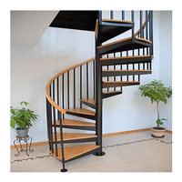 Escalier droit industriel à monopoteau avec rampe en verre, marches en bois, pour appartement moderne, escalier intérieur de hall