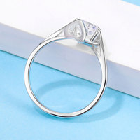 Bague en moissanite ronde sur mesure, fabrication artisanale, argent 925, sertie à griffes, design personnalisé
